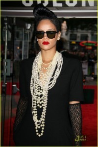 rihanna-inglourious-basterds-11 (1)
