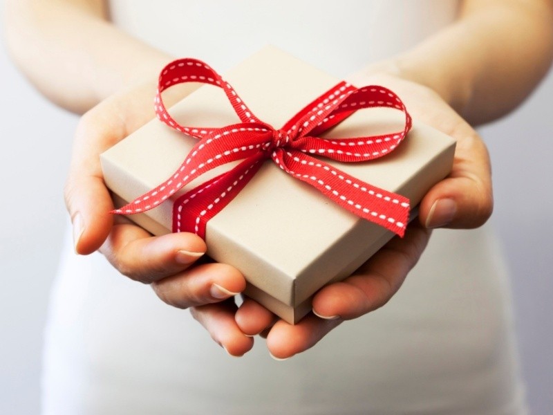 Gift-giving Etiquette Around the World :: PearlsOnly | Save up to 80% with  Pearls Only