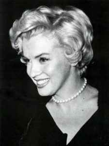 marilyn monroe wearing pearl necklace