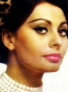 how to wear pearls like Sophia Loren