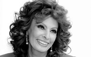 how to wear pearls like Sophia Loren