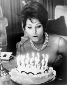 how to wear pearls like Sophia Loren