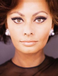how to wear pearls like Sophia Loren