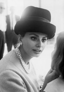 how to wear pearls like Sophia Loren