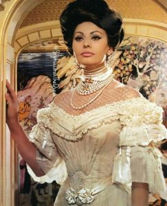 sophia loren wearing pearls