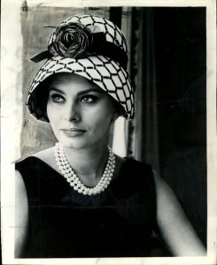 how to wear pearls like Sophia Loren