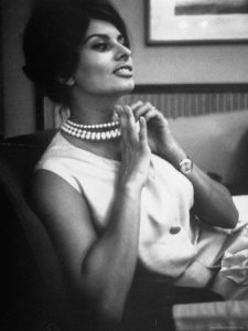how to wear pearls like Sophia Loren