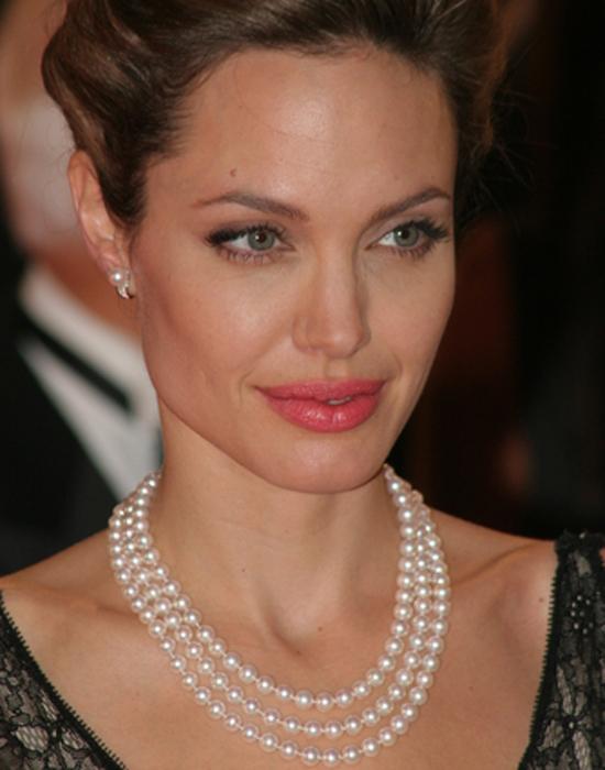 The Triple Strand Pearl Necklace How To Style It Pearlsonly 